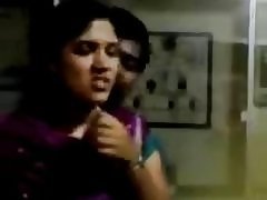 Indijski učenik poljubac s dečkom