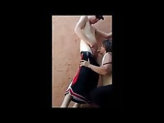 Snimanje i pušenje prostitutka u uličici