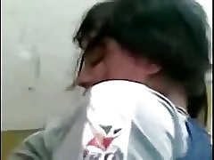 Mladi par u učionici