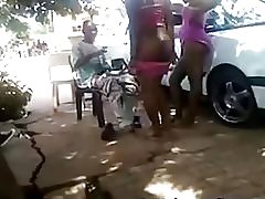 Glatka jebeno-putaria na ulici