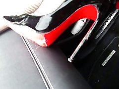 Liži moje pete čist! drolja u auto leatheramp; louboutin štikle