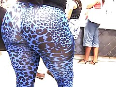 OMG veliki latina magarca u dizajnerske tajice